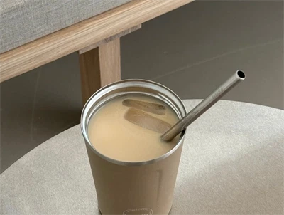 AYA&IDA lige rustfrit stål sugerør i kop med iskaffe