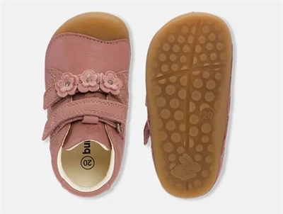 Bundgaard Petit Flower prewalker blush set oppefra og under sålen  