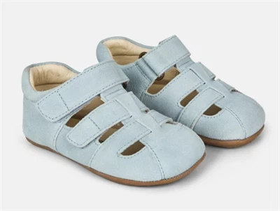 bundgaard tobias sandal sky med velcro og lukket tå  