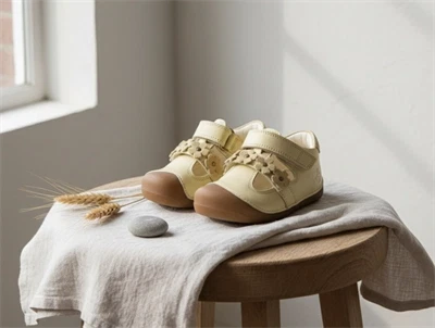Bundgaard Petit Summer Flower sandal banana med blomster og velcro  