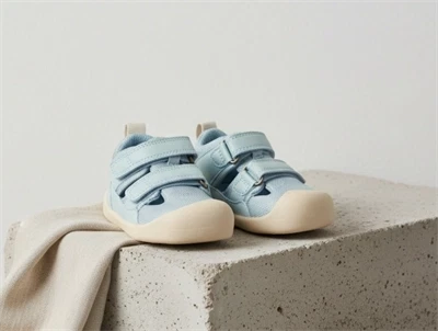 bundgaard suki sandal sky med velcro og lukket tå  