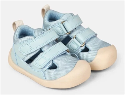 bundgaard suki sandal sky med velcro og lukket tå  