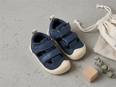 Bundgaard Suki sandal navy med velcro og lukket tå  