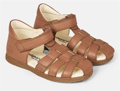Bundgaard Bali sandal cognac med lukket tå og velcro