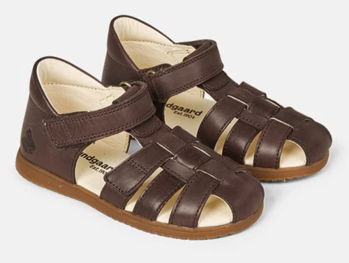Bundgaard Bali sandal i brun med lukket tå og velcro