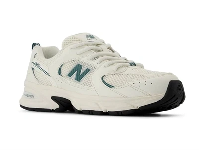 New Balance 530 sneaker råhvid/grøn set skråt fra siden