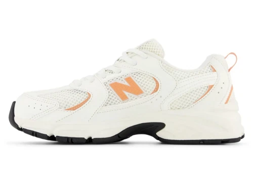 New Balance 530 sneaker råhvid/orange- sneaker set oppefra med orange detaljer