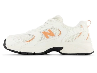 New Balance 530 sneaker råhvid/orange- sneaker set oppefra med orange detaljer