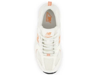 New Balance 530 sneaker råhvid/orange- sneaker set oppefra med orange detaljer