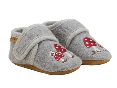 En Fant grå uldfutter med rødt svampebroderi set skråt forfra