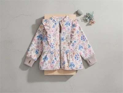 En Fant termosæt cloud gray med blomsterprint og flæser