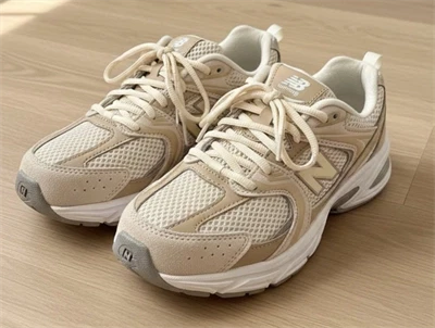 New Balance 530 sneaker til børn i beige nuance med snørelukning