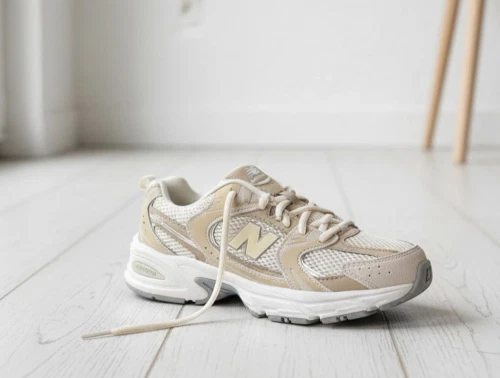 New Balance 530 sneaker til børn i beige nuance med snørelukning