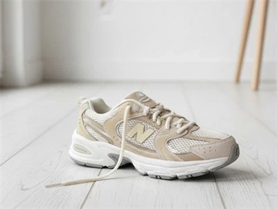 New Balance 530 sneaker til børn i beige nuance med snørelukning