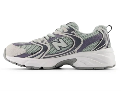 New Balance 530 børnesneaker i grå med mesh og snørelukning