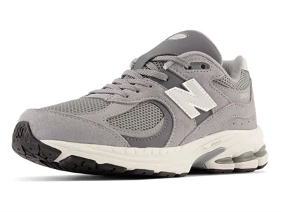 sneaker fra New Balance i grå (steel) 2002st set skråt fra siden