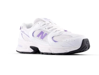 New Balance 530 sneaker i white/violet crush med mesh - set fra siden skråt
