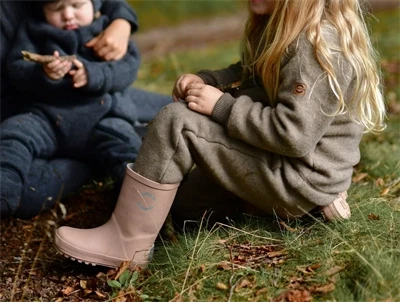 barn iført lyserøde Mikk-Line gummistøvler i natur
