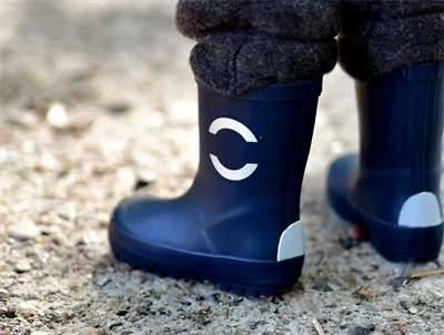 barn iført mørkeblå gummistøvler fra Mikk-Line