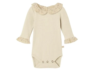 Lil' Atelier BABY body turtledove med flæsekrave