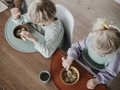 Mushie tradewinds dækkeserviet silikone