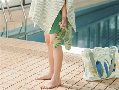Liewood totebag i light peppermint brugt ved pool