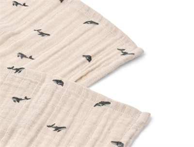 Liewood stofbleer mini whale sandy med hvalprint i nærbillede