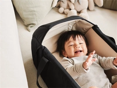 Liewood Amber baby lift i sort med baby liggende