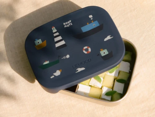 Liewood Arthur lunchbox i classic navy med sailing print