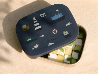 Liewood Arthur lunchbox i classic navy med sailing print