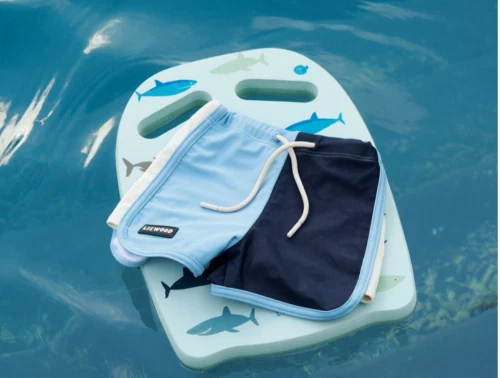 Liewood Hayden svømmebræt i dove blue med shark print