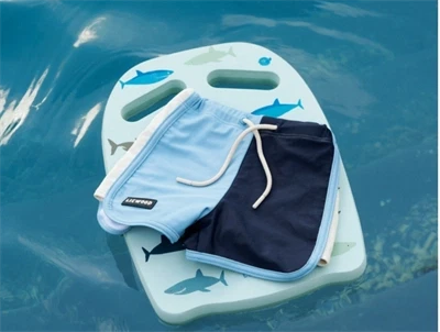 Liewood Hayden svømmebræt i dove blue med shark print