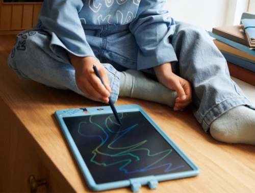 Liewood Zora magic drawing board i brug af barn