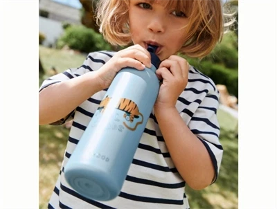 Liewood Falk drikkedunk i beach blue brugt af barn