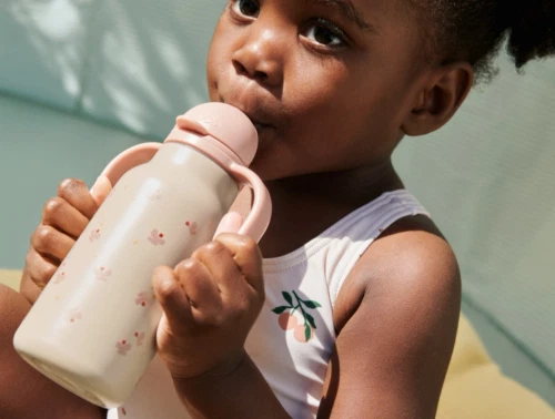 barn drikker af Liewood Kimmie drikkedunk i apple blossom med mini butterfly print 250 ml