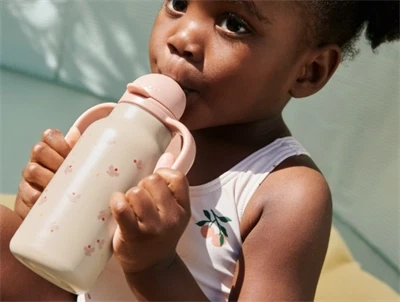 barn drikker af Liewood Kimmie drikkedunk i apple blossom med mini butterfly print 250 ml