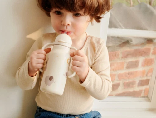 Liewood Kimmie vandflaske elephant creme de la creme med sugerør og håndtag