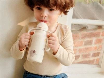 Liewood Kimmie vandflaske elephant creme de la creme med sugerør og håndtag