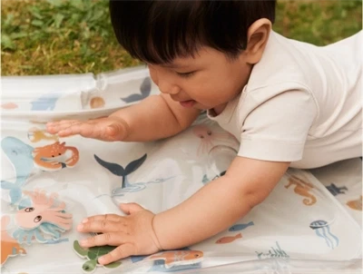 Baby leger på Liewood Elin oppustelig aktivitetsmåtte med havdyr