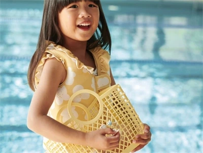 Liewood kurvetaske i lemonade til boern med aftagelige vedhaeng