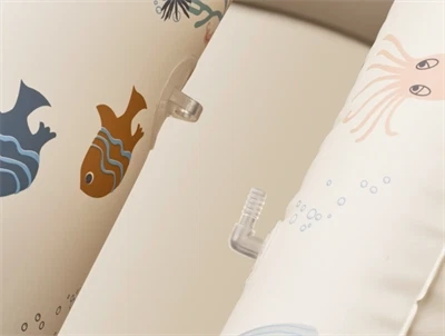 Detalje af Liewood oppusteligt badebassin med solskaerm