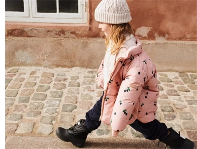 Liewood Brantley vinterjakke i rosa nuance med print