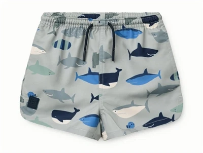 Liewood Aiden badeshorts i shark med hajprint set forfra