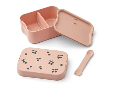 Liewood Chelsey madkasse sæt i berry og pale tuscany med drikkedunk og bestikLiewood Chelsey madkasse sæt i berry og pale tuscany vist åbnet med ruminddeling og bestik