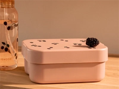 Liewood Kamil madkasse i berry og pale tuscany på hylde med drikkedunk