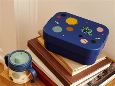 Liewood Kamil madkasse i universe og classic navy med bestik