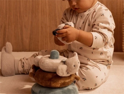 Liewood Sannie stabletårn i bløde naturfarver med bamser