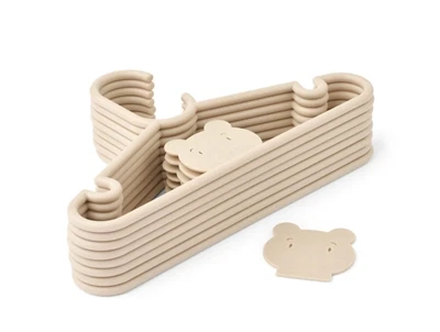 Liewood Falton Mr Bear bøjler stablet i sandy med bjørnefigur