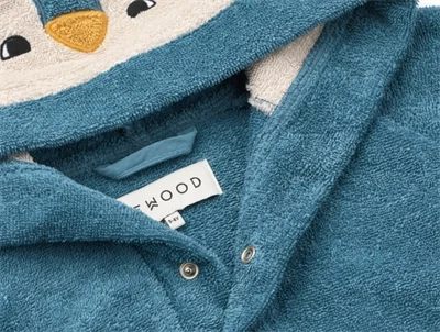 Liewood Lily pingvin badekåbe i blå nuance med hætte