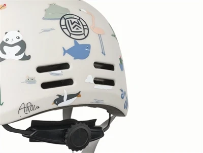 Detalje af Liewood Milly cykelhjelm med ventilationshuller og justerbar lukning